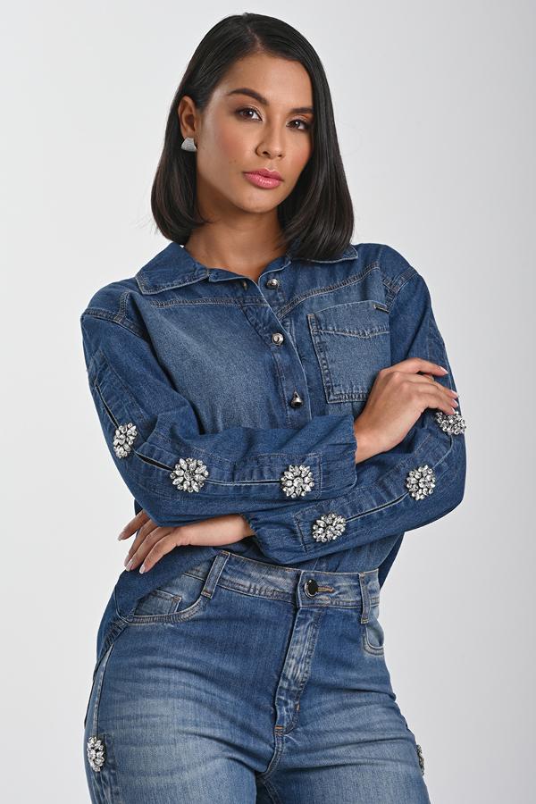 Camisa jeans com flores en piedras