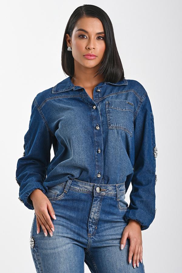 Camisa jeans com flores en piedras