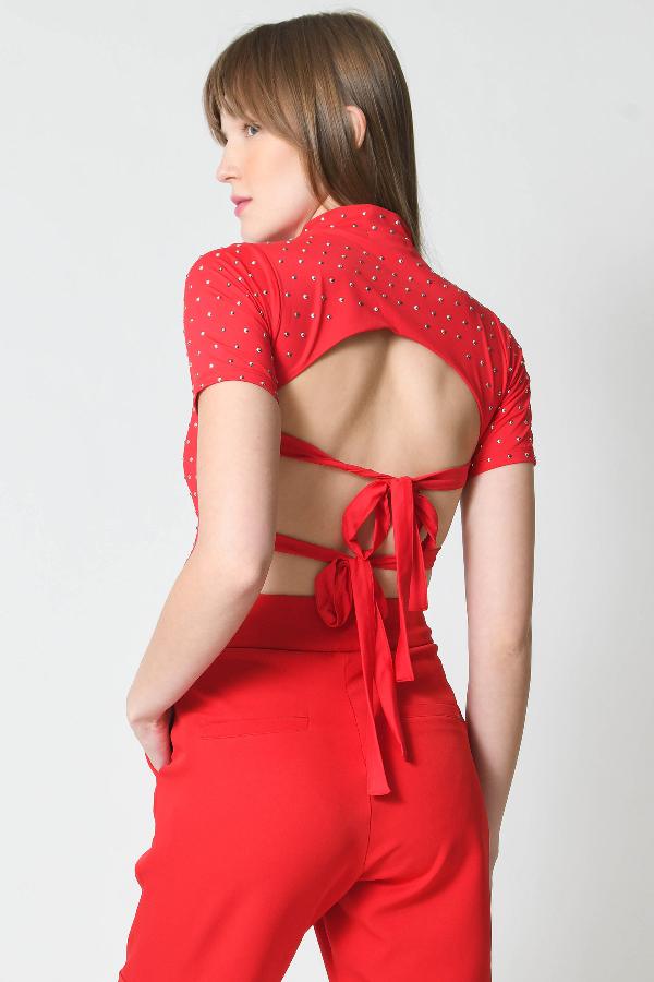 BLUSA CON ABERTURA EN ESPALDA